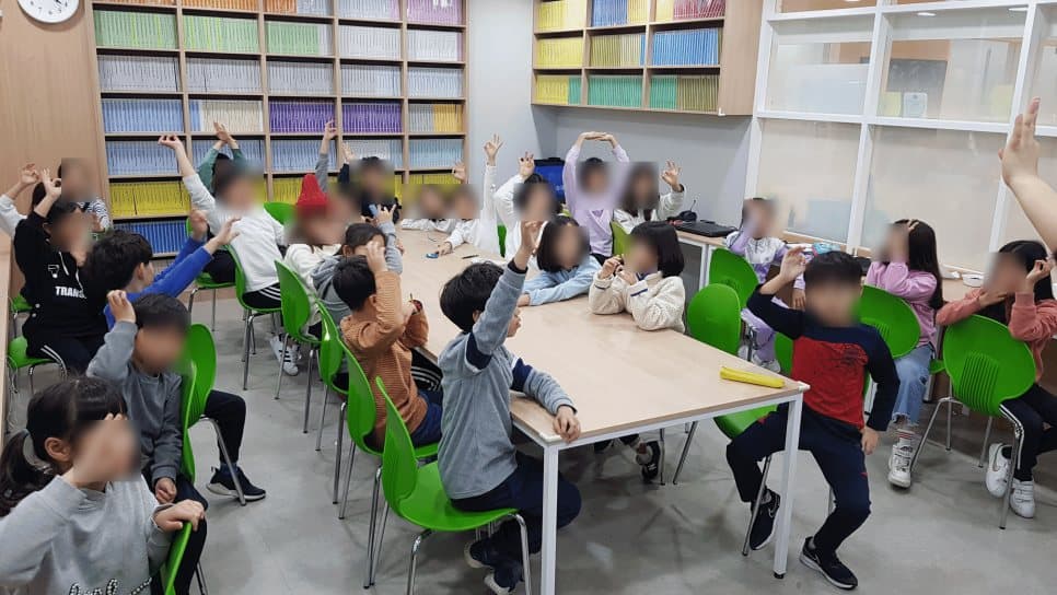 원장 직강 문법특강에서 손을 드는 아이들